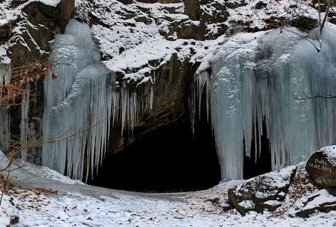 Zasněžená jeskyně.